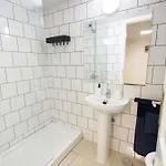 Two Bedrooms Close To Airport Appartement *