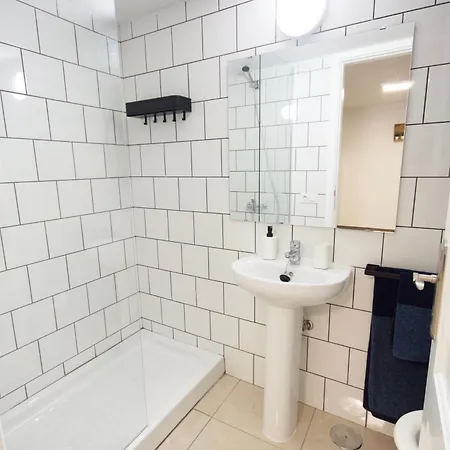 Two Bedrooms Close To Airport Апартаменты *