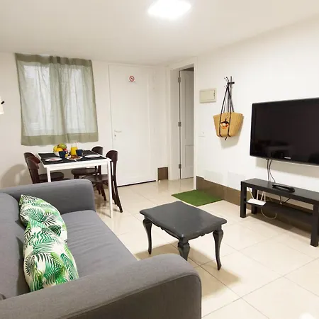 Апартаменты Two Bedrooms Close To Airport Каррисаль