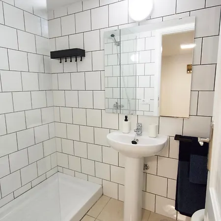 Апартаменты Two Bedrooms Close To Airport