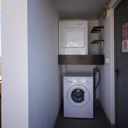 Two Bedrooms Close To Airport Апартаменты Каррисаль