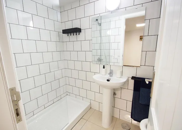 Two Bedrooms Close To Airport Апартаменты *