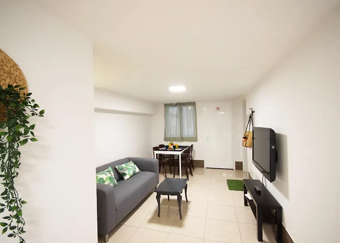 Two Bedrooms Close To Airport Апартаменты
